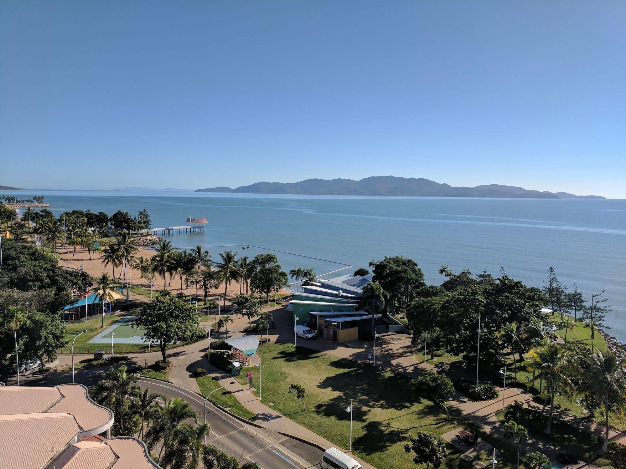 อะควอเรียส ออนเดอะ บีช Aparthotel ทาวน์วิล ภายนอก รูปภาพ