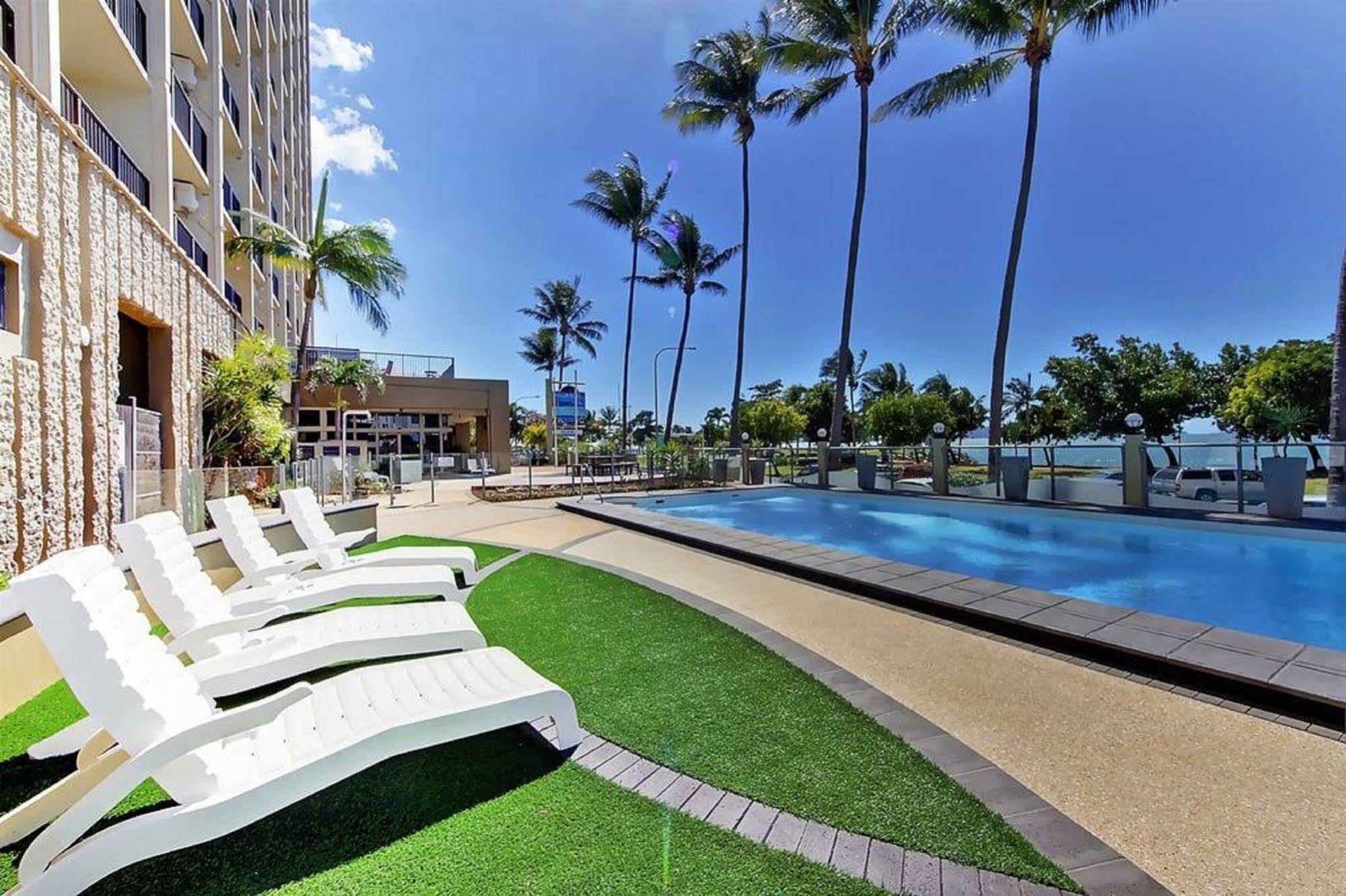 อะควอเรียส ออนเดอะ บีช Aparthotel ทาวน์วิล ภายนอก รูปภาพ