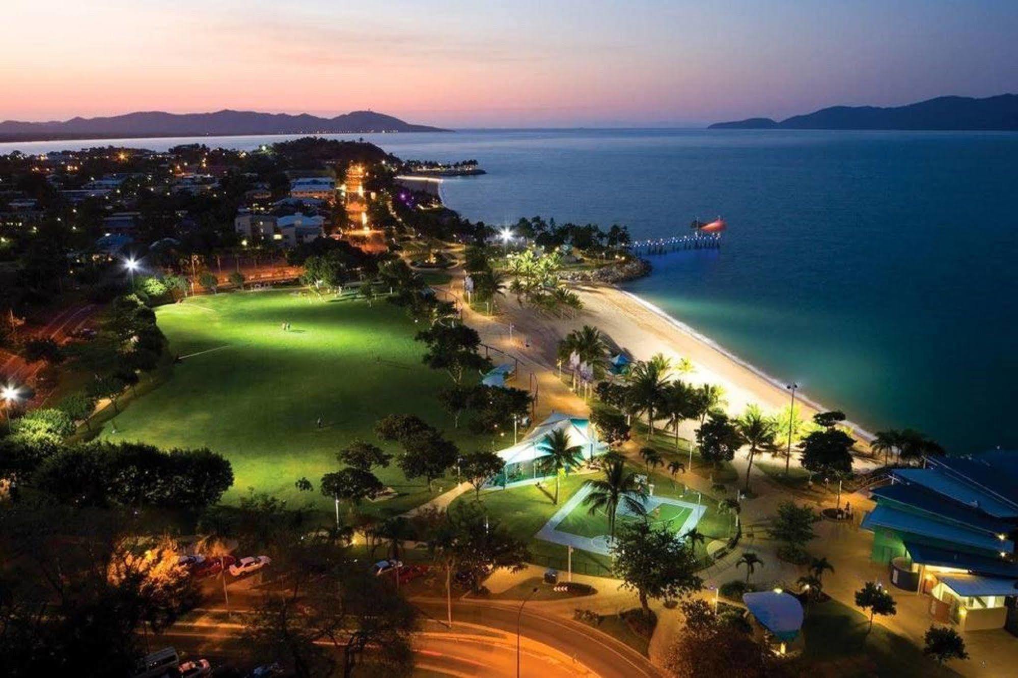 อะควอเรียส ออนเดอะ บีช Aparthotel ทาวน์วิล ภายนอก รูปภาพ