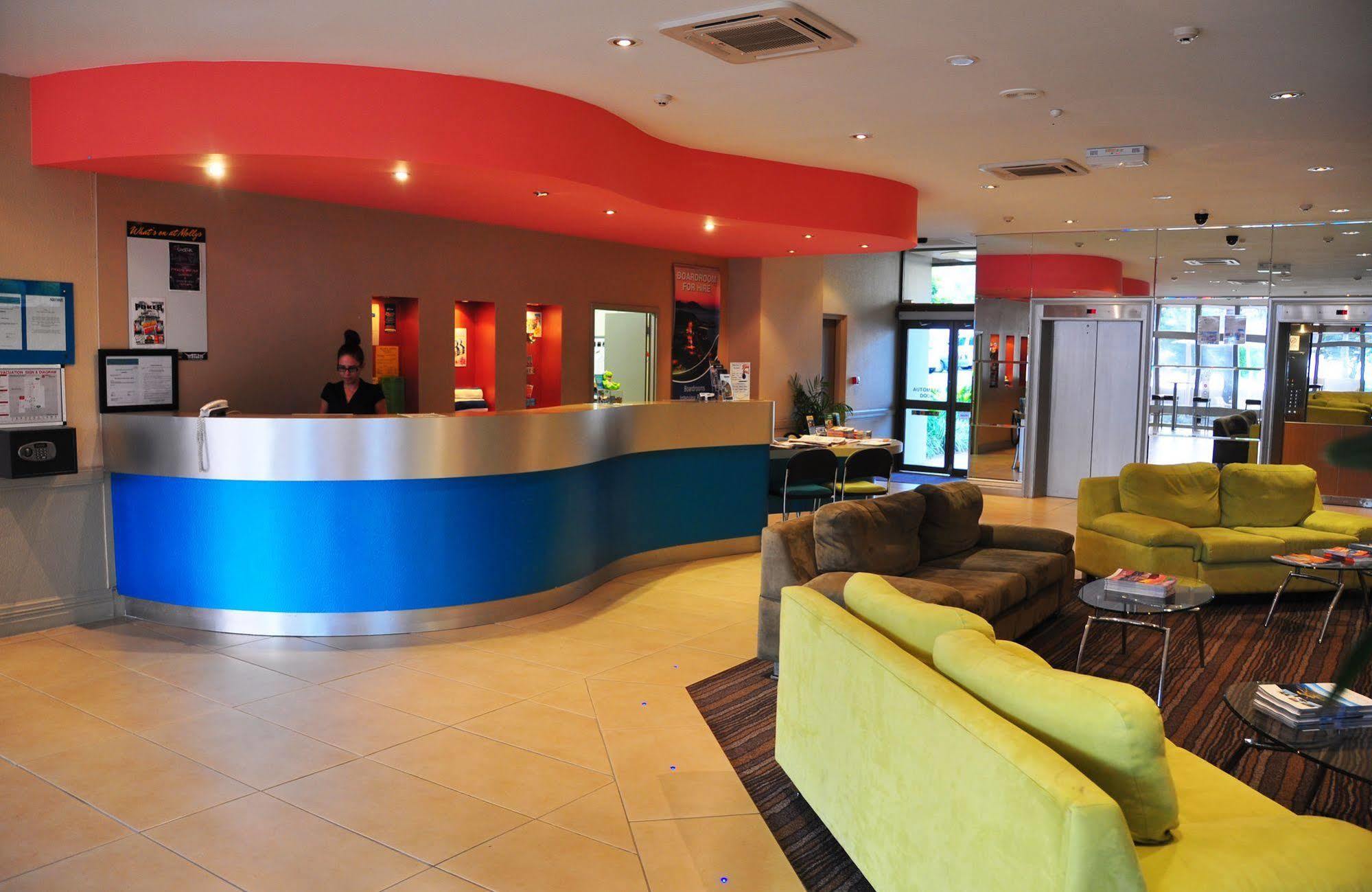 อะควอเรียส ออนเดอะ บีช Aparthotel ทาวน์วิล ภายนอก รูปภาพ